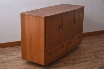 ヴィンテージ家具　イギリスビンテージ　楡材　ERCOL(アーコール)のキャスター付きサイドボード