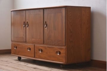 ヴィンテージ家具　イギリスビンテージ　楡材　ERCOL(アーコール)のキャスター付きサイドボード