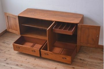 ヴィンテージ家具　イギリスビンテージ　楡材　ERCOL(アーコール)のキャスター付きサイドボード