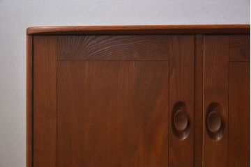 ヴィンテージ家具　イギリスビンテージ　楡材　ERCOL(アーコール)のキャスター付きサイドボード