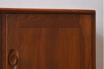 ヴィンテージ家具　イギリスビンテージ　楡材　ERCOL(アーコール)のキャスター付きサイドボード