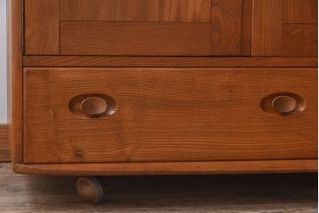 ヴィンテージ家具　イギリスビンテージ　楡材　ERCOL(アーコール)のキャスター付きサイドボード