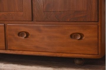 ヴィンテージ家具　イギリスビンテージ　楡材　ERCOL(アーコール)のキャスター付きサイドボード