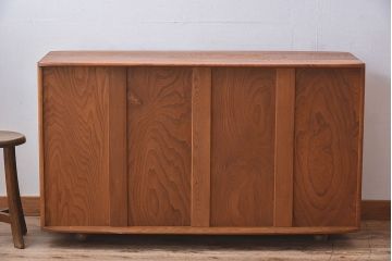 ヴィンテージ家具　イギリスビンテージ　楡材　ERCOL(アーコール)のキャスター付きサイドボード