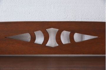 レトロ家具　昭和レトロ 透かし彫り　古い木製の縦型アンティーク本棚