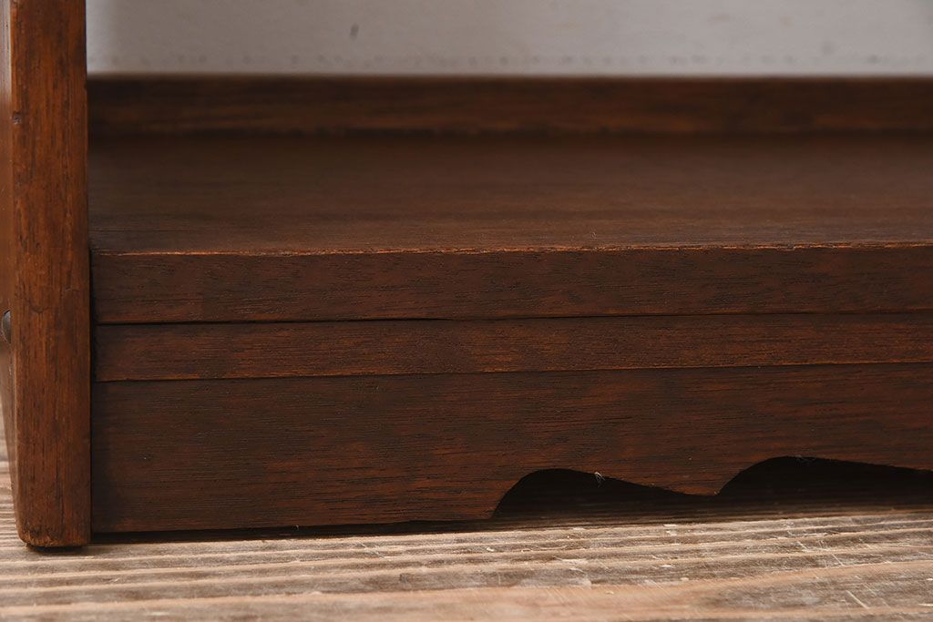 レトロ家具　昭和レトロ 透かし彫り　古い木製の縦型アンティーク本棚