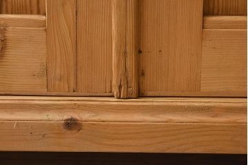 アンティーク家具　フランスアンティーク　パイン材　装飾がお洒落なサイドボード(収納棚)