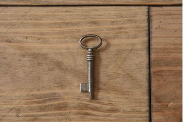 アンティーク家具　フランスアンティーク　パイン材　装飾がお洒落なサイドボード(収納棚)