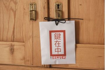 アンティーク家具　フランスアンティーク　パイン材　装飾がお洒落なサイドボード(収納棚)