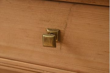 アンティーク家具　フランスアンティーク　パイン材　装飾がお洒落なサイドボード(収納棚)