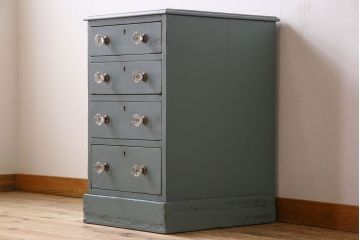 アンティーク家具　アンティークペイント ガラスの取っ手がおしゃれな小振りのチェスト