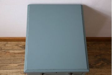 アンティーク家具　アンティークペイント ガラスの取っ手がおしゃれな小振りのチェスト