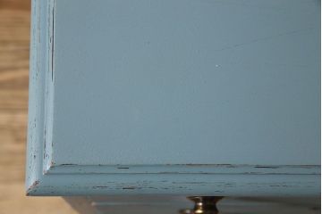 アンティーク家具　アンティークペイント ガラスの取っ手がおしゃれな小振りのチェスト