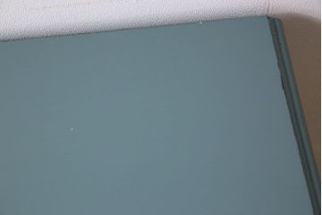 アンティーク家具　アンティークペイント ガラスの取っ手がおしゃれな小振りのチェスト