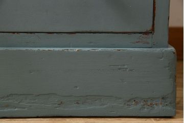 アンティーク家具　アンティークペイント ガラスの取っ手がおしゃれな小振りのチェスト