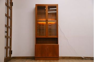北欧ビンテージ家具　G-PLAN(ジープラン)　ライトがお洒落なディスプレイキャビネット(飾り棚・陳列棚)