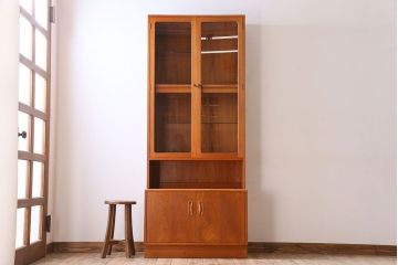 北欧ビンテージ家具　G-PLAN(ジープラン)　ライトがお洒落なディスプレイキャビネット(飾り棚・陳列棚)