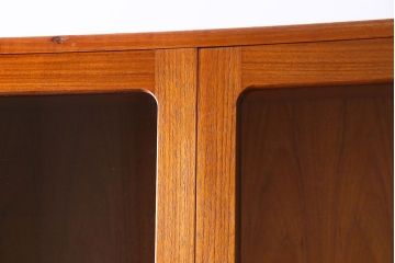 北欧ビンテージ家具　G-PLAN(ジープラン)　ライトがお洒落なディスプレイキャビネット(飾り棚・陳列棚)