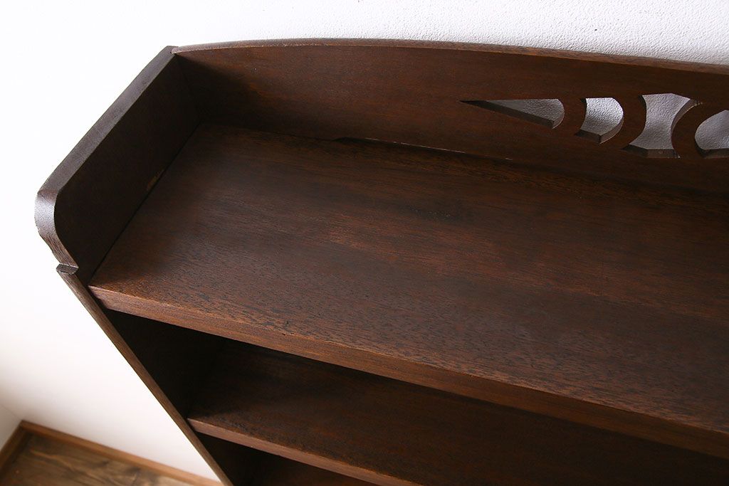 レトロ家具　昭和レトロ　透かし彫り　古い木製の縦型アンティーク本棚(2)