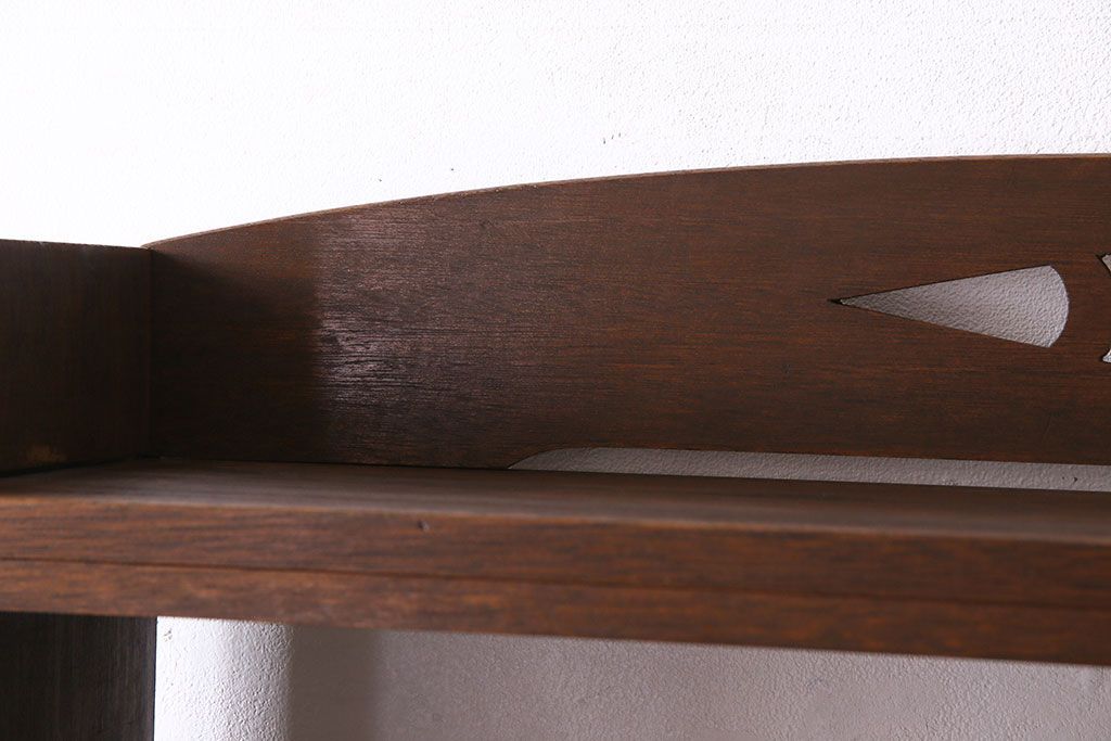 レトロ家具　昭和レトロ　透かし彫り　古い木製の縦型アンティーク本棚(2)