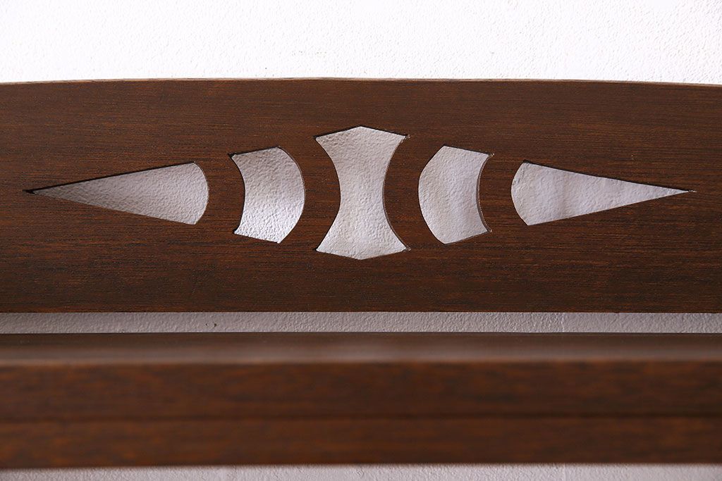 レトロ家具　昭和レトロ　透かし彫り　古い木製の縦型アンティーク本棚(2)