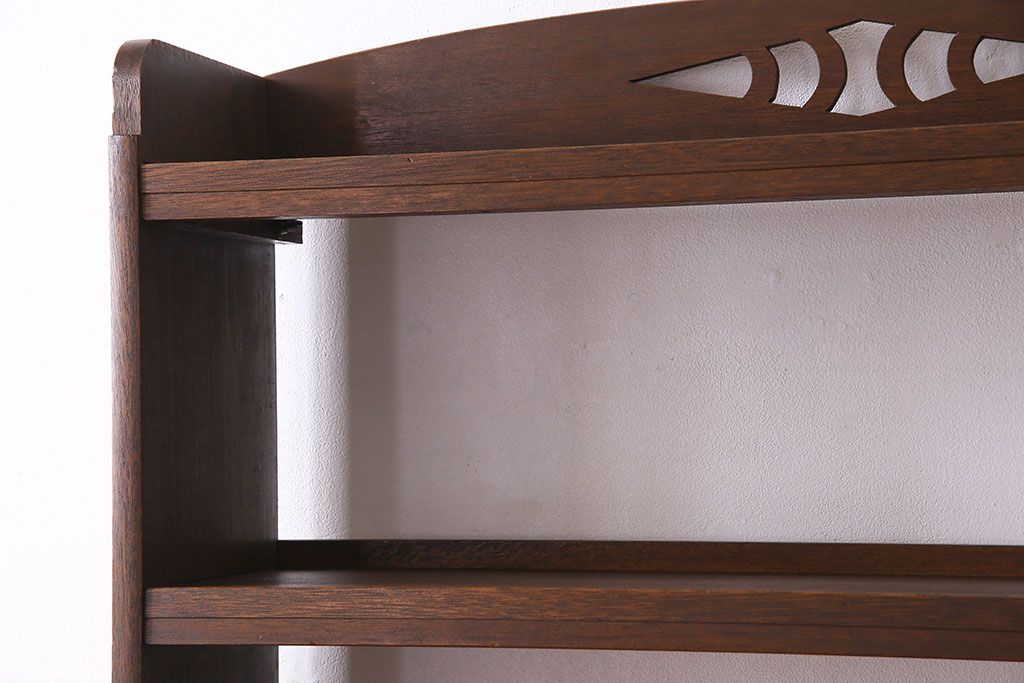 レトロ家具　昭和レトロ　透かし彫り　古い木製の縦型アンティーク本棚(2)