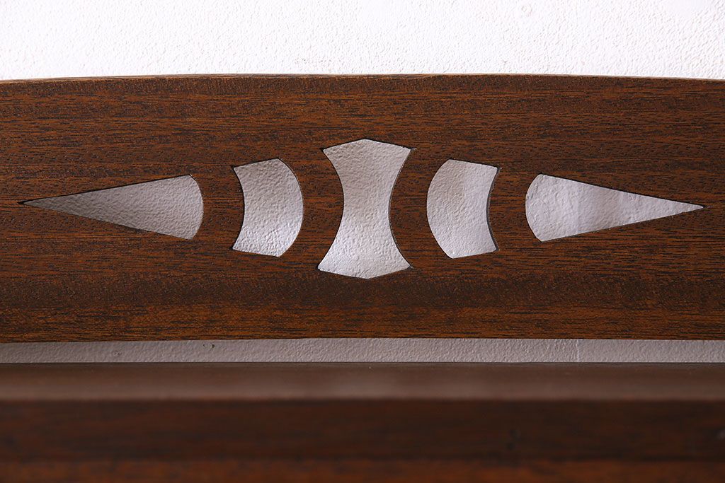 レトロ家具　昭和レトロ　透かし彫り　古い木製の縦型アンティーク本棚(3)