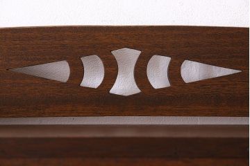 レトロ家具　昭和レトロ　透かし彫り　古い木製の縦型アンティーク本棚(3)