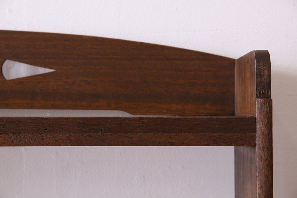 レトロ家具　昭和レトロ　透かし彫り　古い木製の縦型アンティーク本棚(3)