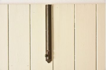 日本製　アンティーク　ペイント家具　ガラス入りの折り戸