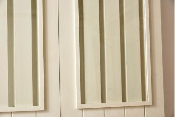 日本製　アンティーク　ペイント家具　ガラス入りの折り戸