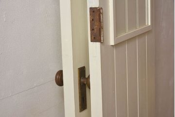 日本製　アンティーク　ペイント家具　ガラス入りの折り戸