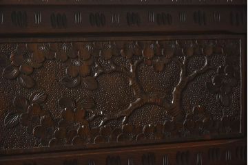 アンティーク家具　高級品　伝統工芸軽井沢彫り　総彫仕上げ　茶箪笥