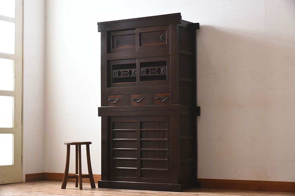 アンティーク家具　古民具・骨董　京都産　透かし彫り　上品な重ね三尺水屋箪笥(食器棚、収納棚)