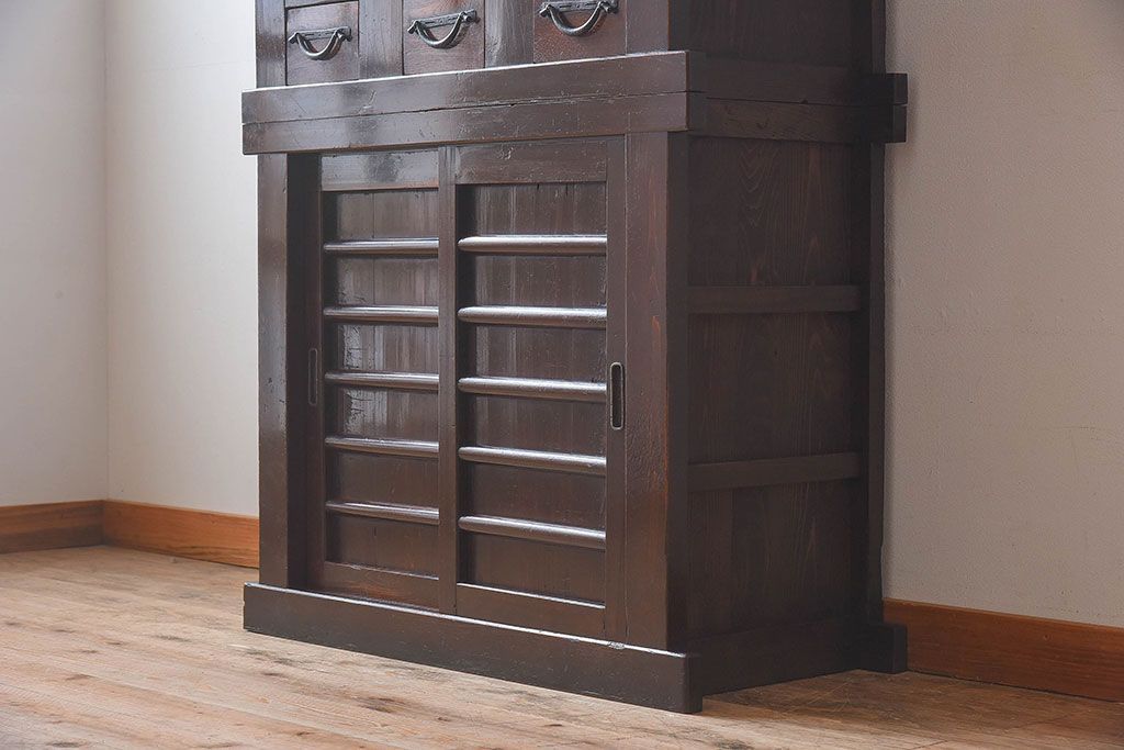 アンティーク家具　古民具・骨董　京都産　透かし彫り　上品な重ね三尺水屋箪笥(食器棚、収納棚)