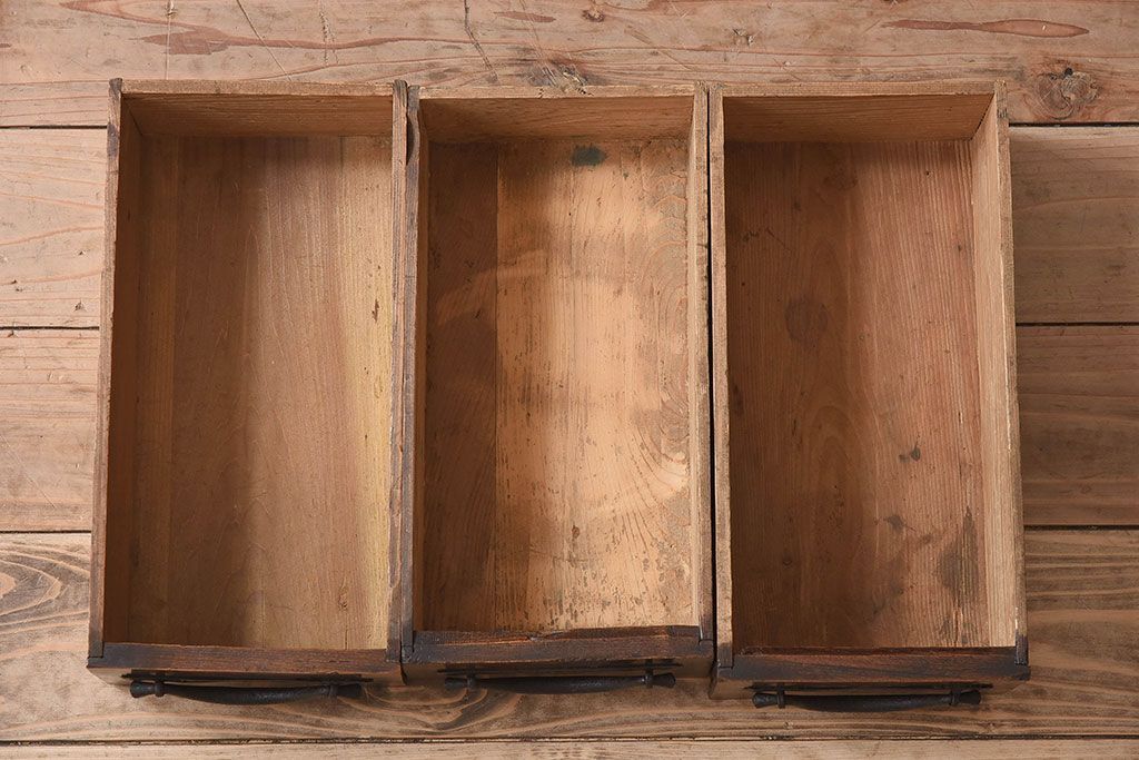 アンティーク家具　古民具・骨董　京都産　透かし彫り　上品な重ね三尺水屋箪笥(食器棚、収納棚)