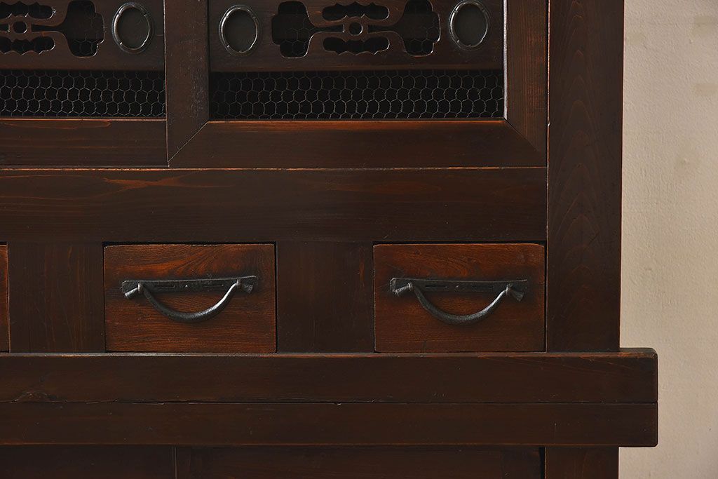 アンティーク家具　古民具・骨董　京都産　透かし彫り　上品な重ね三尺水屋箪笥(食器棚、収納棚)