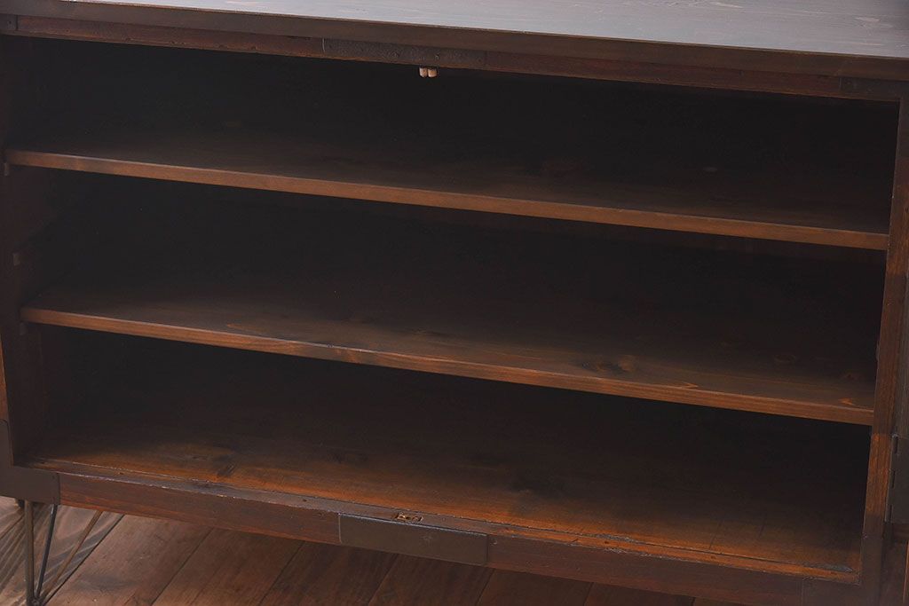 アンティーク家具　和製アンティーク　ヒノキ材天板　鉄脚収納棚