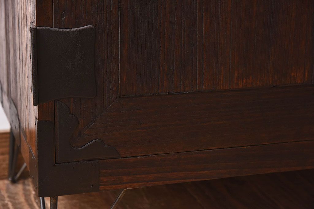 アンティーク家具　和製アンティーク　ヒノキ材天板　鉄脚収納棚