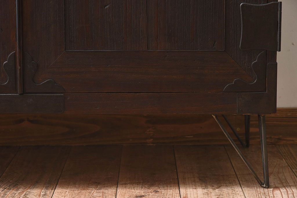 アンティーク家具　和製アンティーク　ヒノキ材天板　鉄脚収納棚