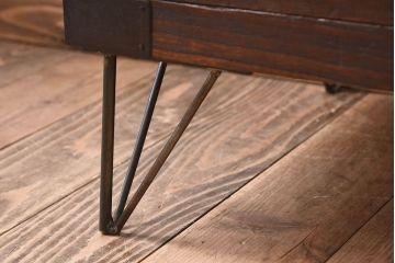 アンティーク家具　和製アンティーク　ヒノキ材天板　鉄脚収納棚