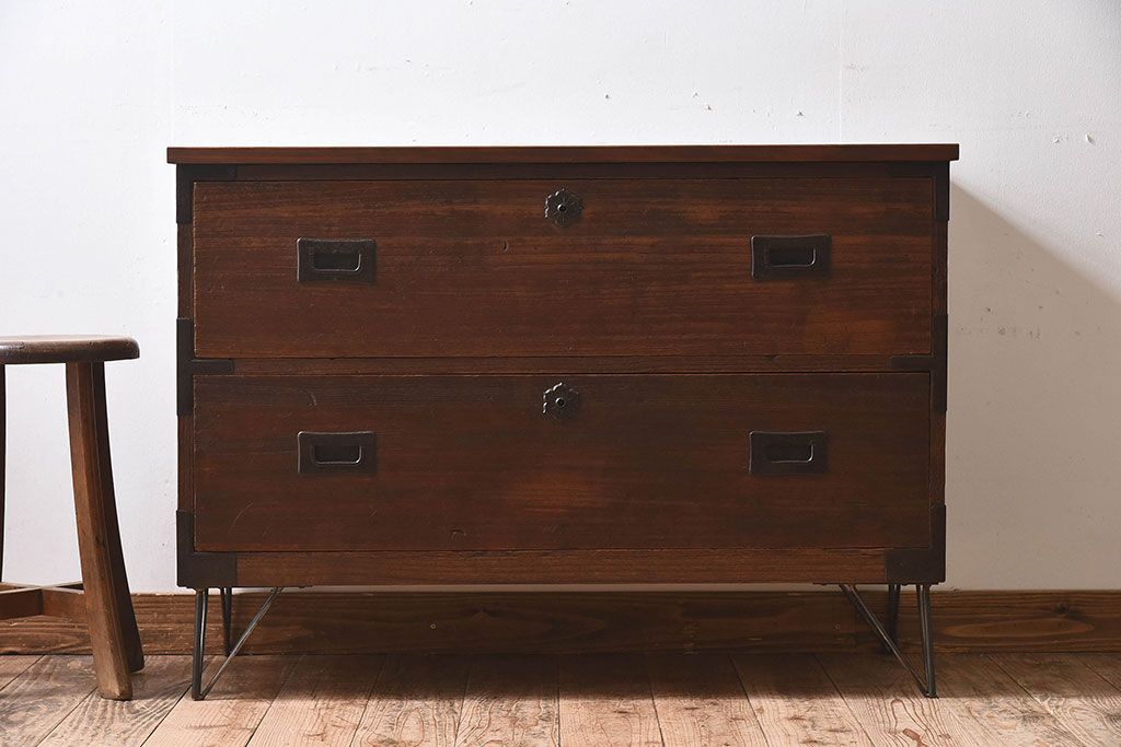 アンティーク家具　和製アンティーク　天板ヒノキ材　鉄脚ローチェスト