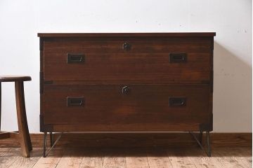 アンティーク家具　和製アンティーク　天板ヒノキ材　鉄脚ローチェスト