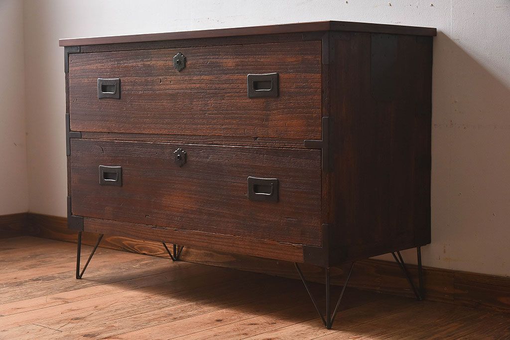 アンティーク家具　和製アンティーク　天板ヒノキ材　鉄脚ローチェスト