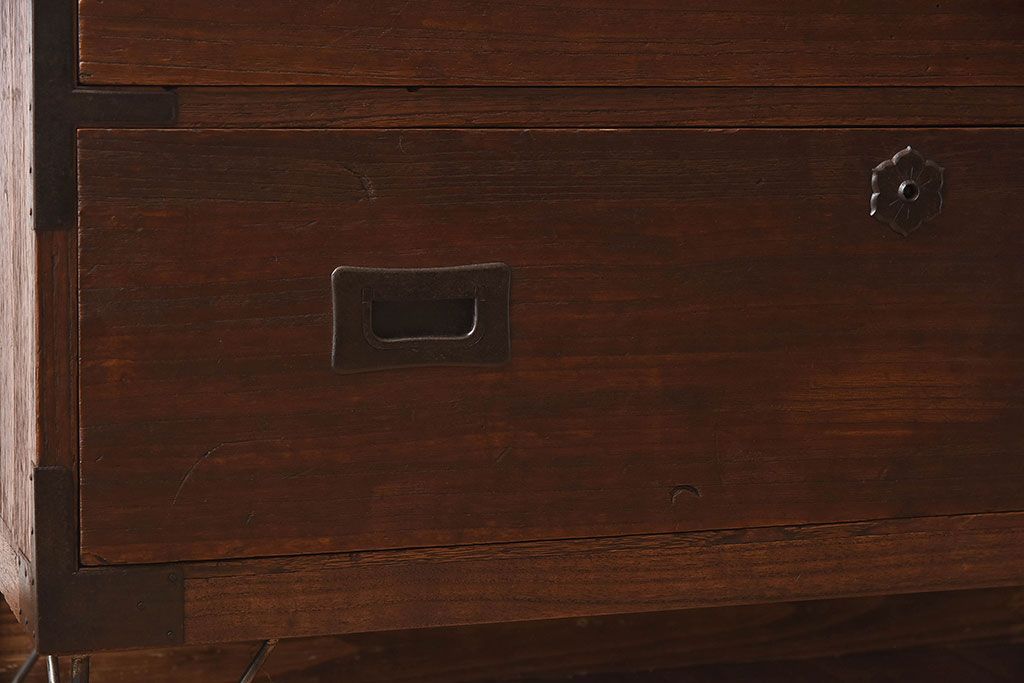 アンティーク家具　和製アンティーク　天板ヒノキ材　鉄脚ローチェスト