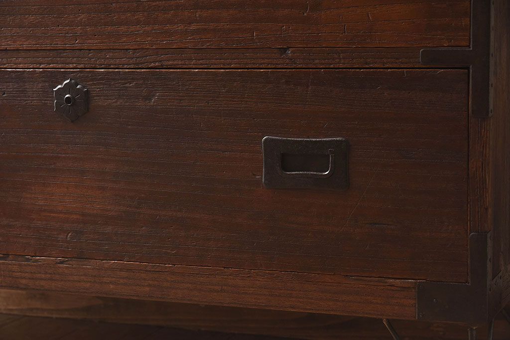 アンティーク家具　和製アンティーク　天板ヒノキ材　鉄脚ローチェスト