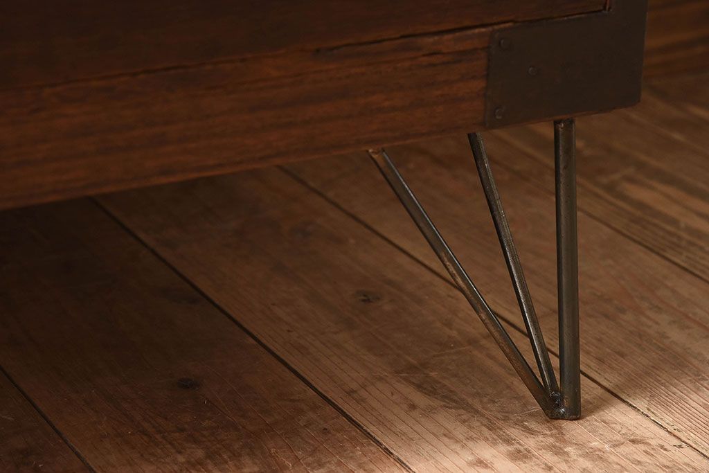 アンティーク家具　和製アンティーク　天板ヒノキ材　鉄脚ローチェスト