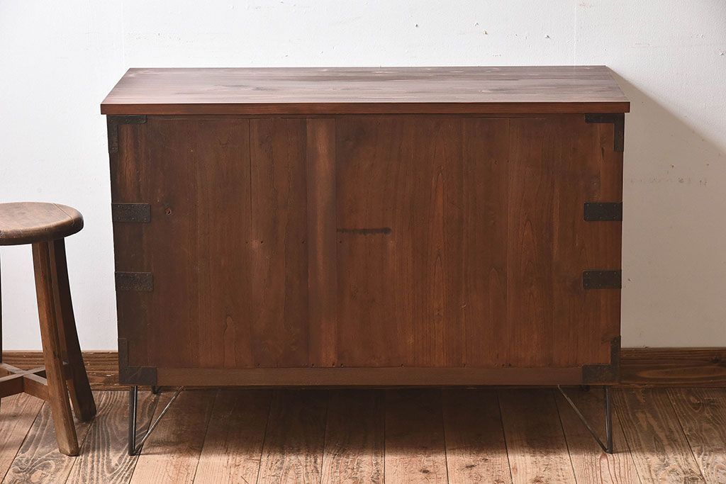 アンティーク家具　和製アンティーク　天板ヒノキ材　鉄脚ローチェスト