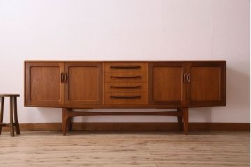 北欧家具　チーク材製　G-plan(ジープラン)　Fresco(フレスコ)　スタイリッシュな脚付きサイドボード