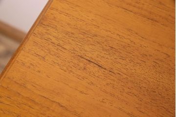 北欧家具　チーク材製　G-plan(ジープラン)　Fresco(フレスコ)　スタイリッシュな脚付きサイドボード